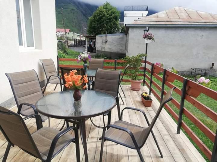 קזבגי Guest House Elguja Qushashvili מראה חיצוני תמונה