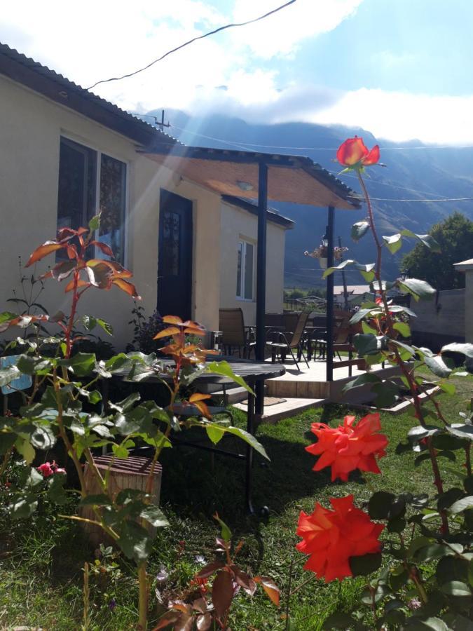 קזבגי Guest House Elguja Qushashvili מראה חיצוני תמונה