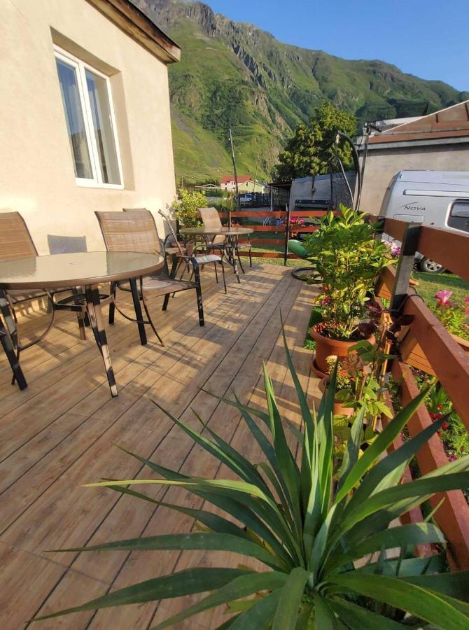 קזבגי Guest House Elguja Qushashvili מראה חיצוני תמונה