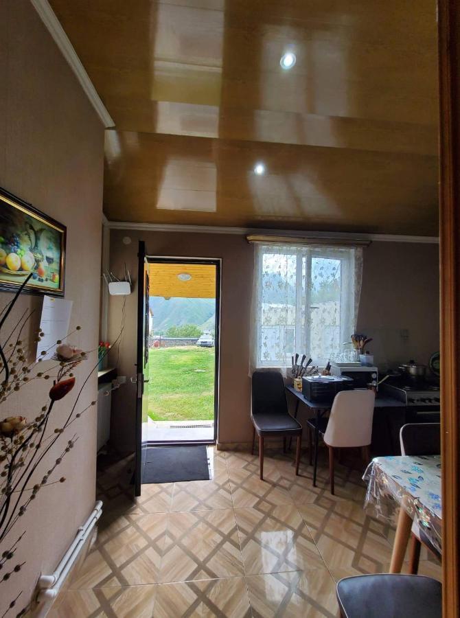 קזבגי Guest House Elguja Qushashvili מראה חיצוני תמונה