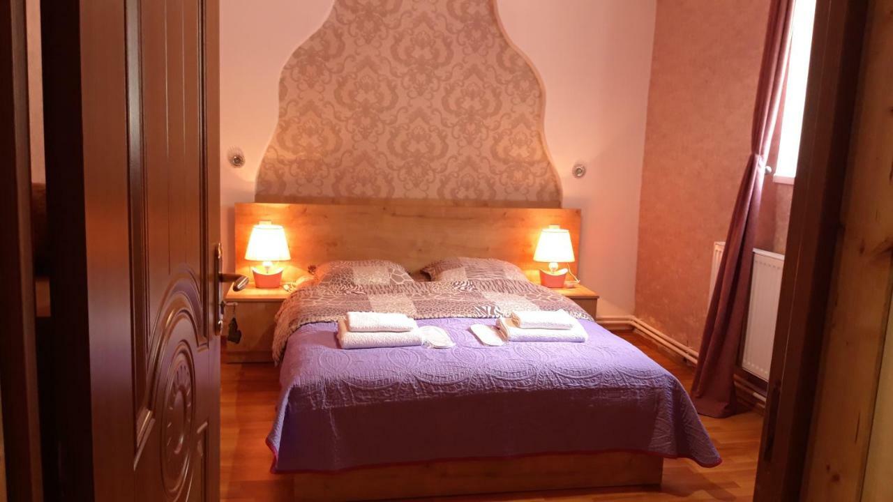קזבגי Guest House Elguja Qushashvili מראה חיצוני תמונה